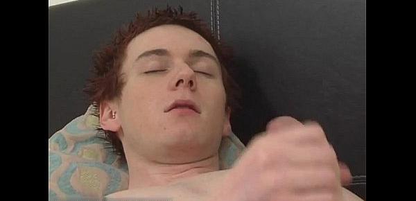  Twinks XXX Zack opens his laptop and sees porn as he strokes his big,